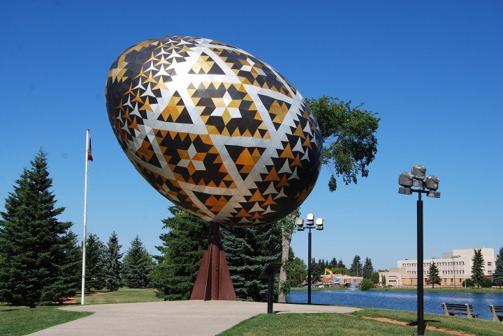 The world’s largest Pysanka, known as the Vegreville egg is a sculpture of a Ukrainian-style easter egg by Paul Maxym Sembaliuk in the town of Vegreville in Alberta, Canada (Photo: Wikipedia) The world’s largest Pysanka, known as the Vegreville egg is a sculpture of a Ukrainian-style easter egg by Paul Maxym Sembaliuk in the town of Vegreville in Alberta, Canada (Photo: Wikipedia)