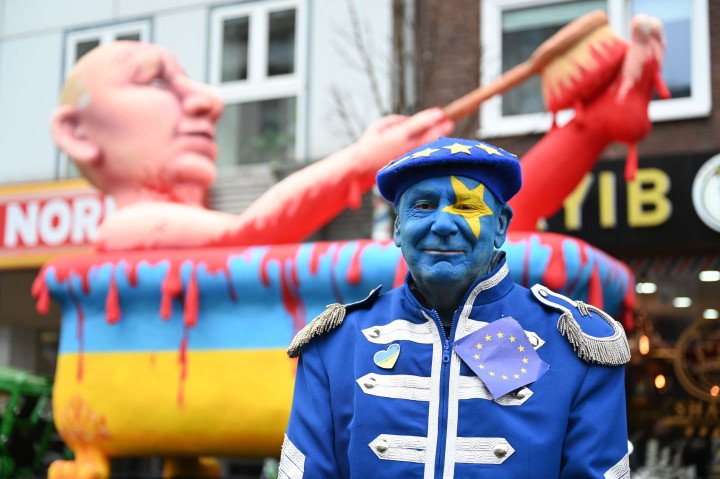 Artist Jacques Tilly poses in front of one of his carnival floats featuring Russia's leader Vladimir Putin taking a blood bath in a Ukraine-designed bathtub during a Rose Monday street carnival parade in Duesseldorf, western Germany, on February 20, 2023. (Source: Getty Images)