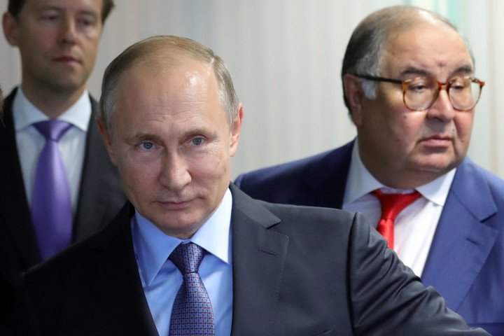 Russian leader Vladimir Putin (C), accompanied by Trade and Industry Minister Denis Manturov (L) and billionaire Alisher Usmanov (R), visits the Lebedinsky iron ore mine and processing plant in the Belgorod region on July 14, 2017. (Photo: Mikhail Klimentyev via Getty Images)