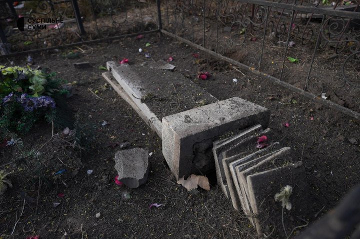 Aftermath of a Russian strike on the cemetery in Khotyn community of the Sumy region. (Source: Suspilne Sumy) Aftermath of a Russian strike on the cemetery in Khotyn community of the Sumy region. (Source: Suspilne Sumy)