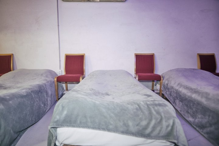 Camas supletorias preparadas para los huéspedes en el aparcamiento subterráneo del Hotel Radisson Blu, en el centro de Kyiv, para refugiarse durante las alertas de ataque aéreo nocturno y los ataques con misiles y drones rusos. Agosto de 2025. Foto: Josh Olley/UNITED24 Media Camas supletorias preparadas para los huéspedes en el aparcamiento subterráneo del Hotel Radisson Blu, en el centro de Kyiv, para refugiarse durante las alertas de ataque aéreo nocturno y los ataques con misiles y drones rusos. Agosto de 2025. Foto: Josh Olley/UNITED24 Media