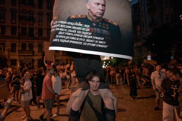 A protester displays a satirical anti-Syrskyi banner during a demonstration calling for the return of former Defense Minister Mykhailo Fedorov in central Kyiv, July 17, 2026. (Source: Getty Images) A protester displays a satirical anti-Syrskyi banner during a demonstration calling for the return of former Defense Minister Mykhailo Fedorov in central Kyiv, July 17, 2026. (Source: Getty Images)