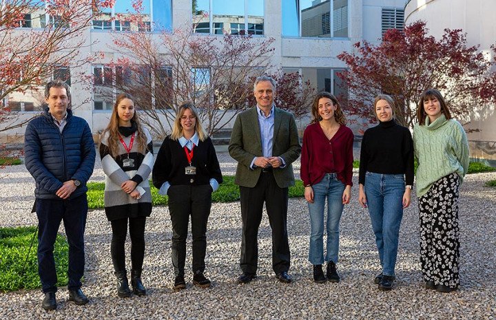 Maestros de español de la Universidad de Navarra (País Vasco, España) quienes sirven como voluntarios por los refugiados ucranianos quienes quieren aprender español (Fuente: Universidad de Navarra)