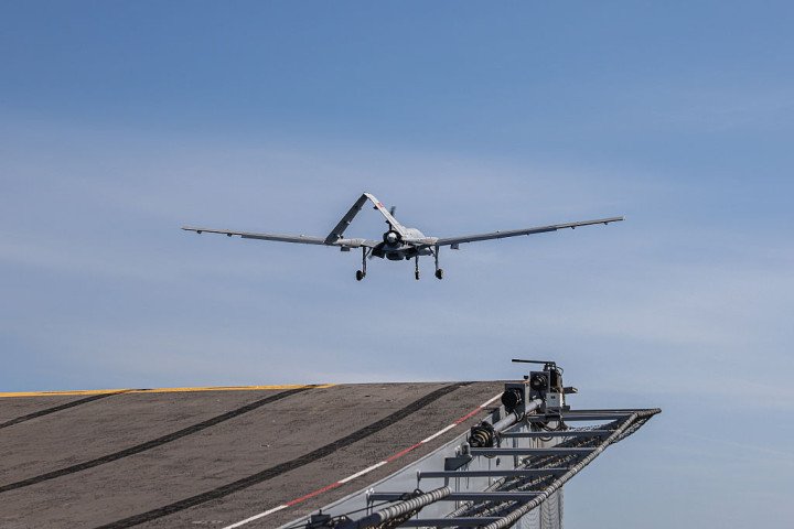 El Bayraktar TB3 realiza cuatro salidas exitosas al TCG Anadolu, que navega por el golfo de Saros, en el marco de las pruebas de despegue y aterrizaje totalmente autónomos desde un buque de pista corta en Estambul, Turquía. Foto de Baykar / Handout/Anadolu vía Getty Images. El Bayraktar TB3 realiza cuatro salidas exitosas al TCG Anadolu, que navega por el golfo de Saros, en el marco de las pruebas de despegue y aterrizaje totalmente autónomos desde un buque de pista corta en Estambul, Turquía. Foto de Baykar / Handout/Anadolu vía Getty Images.