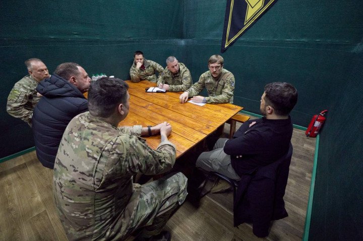 President Zelenskyy meets with soldiers from the 1st National Guard Corps “Azov” at their command post on the Dobropillia front on November 4. (Source: Volodymyr Zelenskyy)