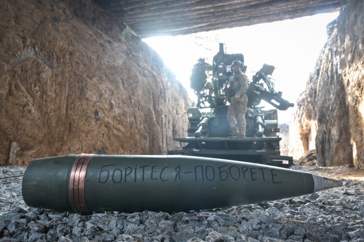 A 155mm shell for a 2S22 Bohdana self-propelled howitzer as an artillery crew of the Task Force Police Battalion of the Main Department of the National Police in Zaporizhzhia region (Source: Getty Images) A 155mm shell for a 2S22 Bohdana self-propelled howitzer as an artillery crew of the Task Force Police Battalion of the Main Department of the National Police in Zaporizhzhia region (Source: Getty Images)