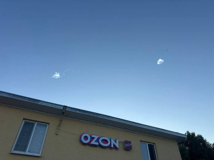 A visible vapor trail and apparent high-altitude interception over Moscow Oblast during an air raid alert on June 30. (Source: Russian Telegram channels)