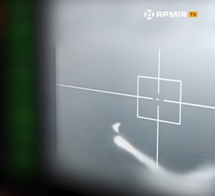Thermal targeting screen view from the Osa-AKM-P1 system as it locks onto an aerial target. (Source: ArmyTV) Thermal targeting screen view from the Osa-AKM-P1 system as it locks onto an aerial target. (Source: ArmyTV)