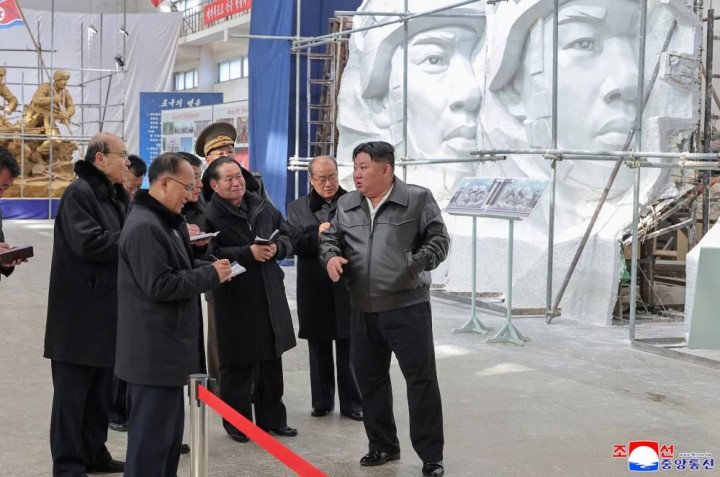 North Korean leader Kim Jong Un reviews unfinished stone sculptures of soldiers' faces at Mansudae Art Studio in Pyongyang. (Photo: KCNA)