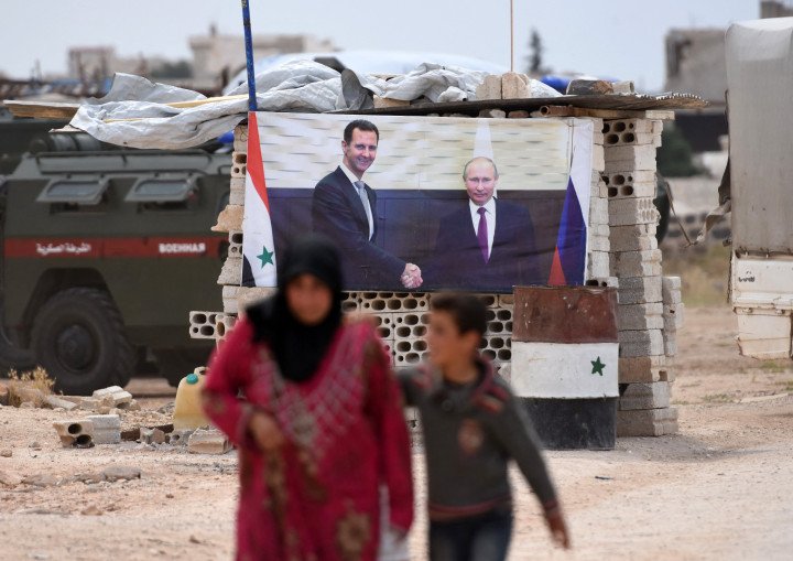 Una mujer siria pasea con un niño tras llegar en un convoy que transporta desplazados al territorio controlado por el gobierno en la provincia de Idlib (Fuente: George Ourfalian) Una mujer siria pasea con un niño tras llegar en un convoy que transporta desplazados al territorio controlado por el gobierno en la provincia de Idlib (Fuente: George Ourfalian)
