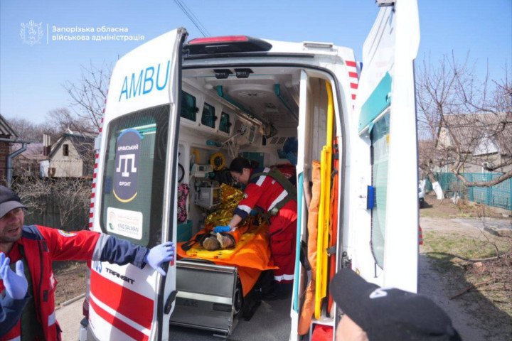 Paramedics evacuate an আহত civilian following a Russian strike on a residential area in Zaporizhzhia region. (Source: Zaporizhzhia Regional Military Administration)