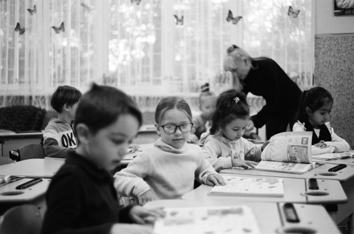 Children decorated the windows with butterflies. (Photo: Max Lysenko/UNITED24 Media) Children decorated the windows with butterflies. (Photo: Max Lysenko/UNITED24 Media)