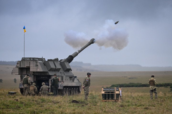 Ukrainian artillery recruits undergo a live fire training exercise on the AS90 155mm self-propelled gun, on July 27, 2023, in South West England. (Source: Getty Images)