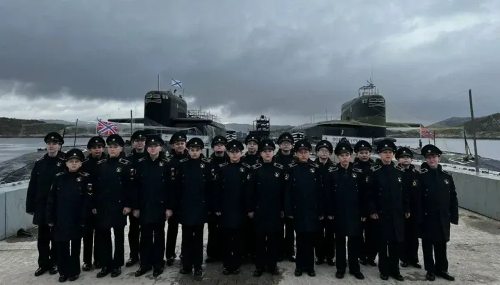 Students from Murmansk visited the submarine base in Gadzhievo, where what appears to be anti-drone nets can be seen covering the vessels. (Photo: Russian media)