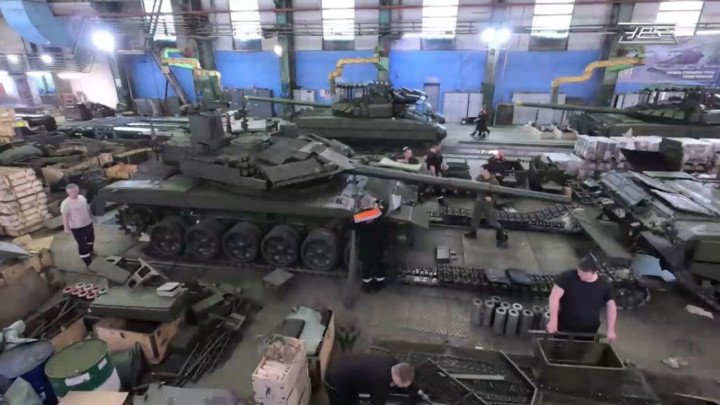 Russian factory workers prepare T-90 tanks in standard green camouflage for deployment. (Source: Defence blog)