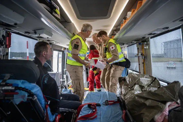 Norwegian medical personnel assist Ukrainian patients aboard a mobile hospital bus during a medical evacuation mission in Europe. (Source: Kjersti Binh Hegna / Forsvarets Forum) Norwegian medical personnel assist Ukrainian patients aboard a mobile hospital bus during a medical evacuation mission in Europe. (Source: Kjersti Binh Hegna / Forsvarets Forum)