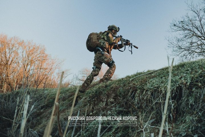 A Ukrainian soldier wearing a combat exoskeleton moves across rough terrain during field trials. (Source: RDK) A Ukrainian soldier wearing a combat exoskeleton moves across rough terrain during field trials. (Source: RDK)