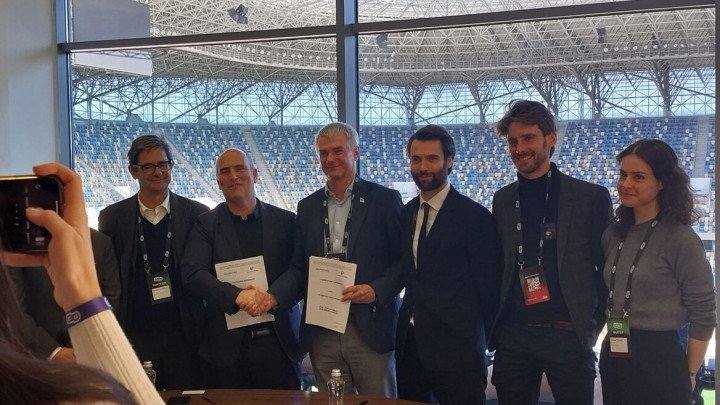 Foto de grupo durante la firma de un acuerdo de cooperación entre la alianza ucraniana New Energy of Ukraine y la empresa francesa Prométhée Earth Intelligence en el IT Arena de Leópolis, el 27 de septiembre de 2025. (Fuente: DEV.UA) Foto de grupo durante la firma de un acuerdo de cooperación entre la alianza ucraniana New Energy of Ukraine y la empresa francesa Prométhée Earth Intelligence en el IT Arena de Leópolis, el 27 de septiembre de 2025. (Fuente: DEV.UA)