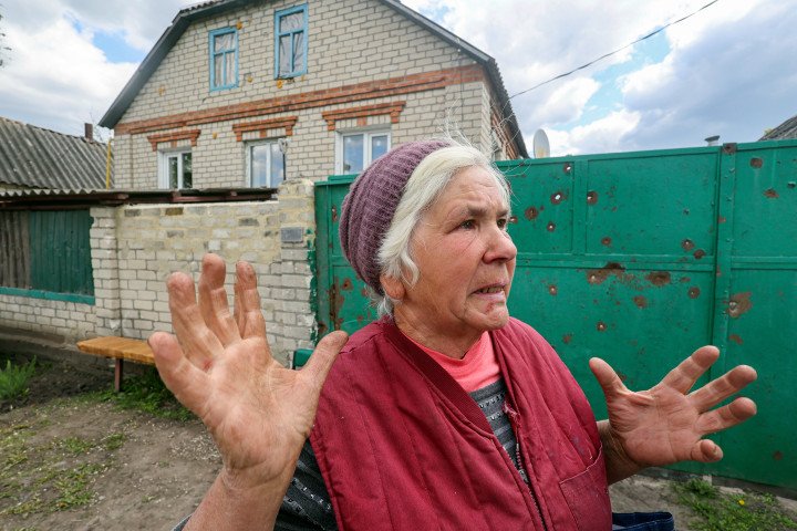 Residents of the deoccupied Kharkiv region’s Tsupivka village are pictured during the handing over of the power generators. (Photo: Vyacheslav Madiyevskyi, Getty) Residents of the deoccupied Kharkiv region’s Tsupivka village are pictured during the handing over of the power generators. (Photo: Vyacheslav Madiyevskyi, Getty)