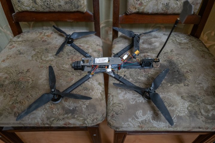 Un dron FPV de la unidad rusa «Rubicón» se sitúa sobre dos sillas, encontradas por un soldado ucraniano en la dirección de Pokrovsk. La unidad «Rubicón» es un grupo militar ruso centrado en la aplicación en combate de sistemas no tripulados, especialmente drones, para perturbar la logística del ejército ucraniano. Región de Donetsk, Ucrania, el 12 de julio de 2025. Fotografía: Kseniia Tomchyk Un dron FPV de la unidad rusa «Rubicón» se sitúa sobre dos sillas, encontradas por un soldado ucraniano en la dirección de Pokrovsk. La unidad «Rubicón» es un grupo militar ruso centrado en la aplicación en combate de sistemas no tripulados, especialmente drones, para perturbar la logística del ejército ucraniano. Región de Donetsk, Ucrania, el 12 de julio de 2025. Fotografía: Kseniia Tomchyk