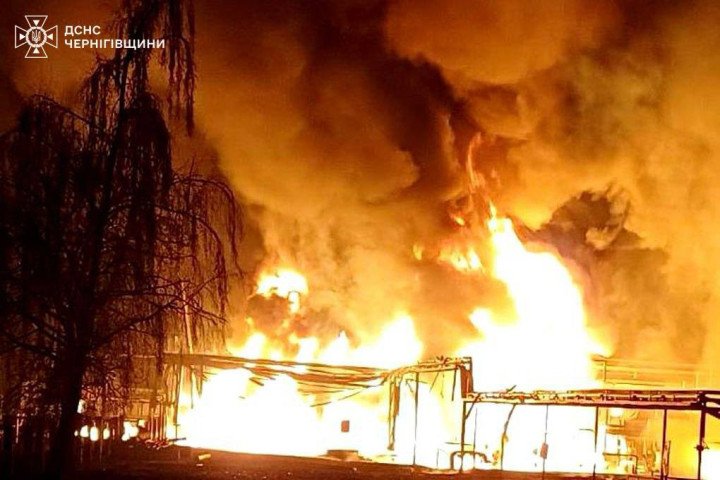 Un incendio arrasa una instalación de infraestructura crítica en la región de Chernihiv tras un ataque con misiles rusos. (Fuente: Servicio Estatal de Emergencias de la Región de Chernihiv) Un incendio arrasa una instalación de infraestructura crítica en la región de Chernihiv tras un ataque con misiles rusos. (Fuente: Servicio Estatal de Emergencias de la Región de Chernihiv)