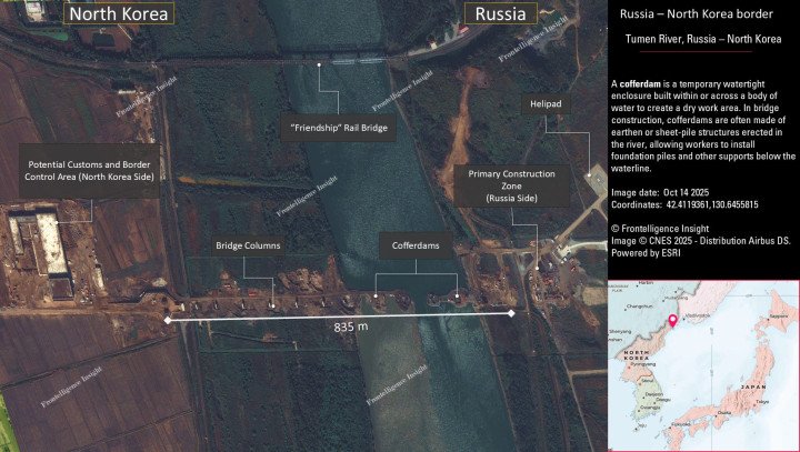 Imagen satelital del 14 de octubre de 2025 que muestra la construcción en curso de un puente sobre el río Tumen, con ataguías, pilares y zonas aduaneras visibles tanto en el lado ruso como en el norcoreano. (Fuente: Frontelligence Insight)