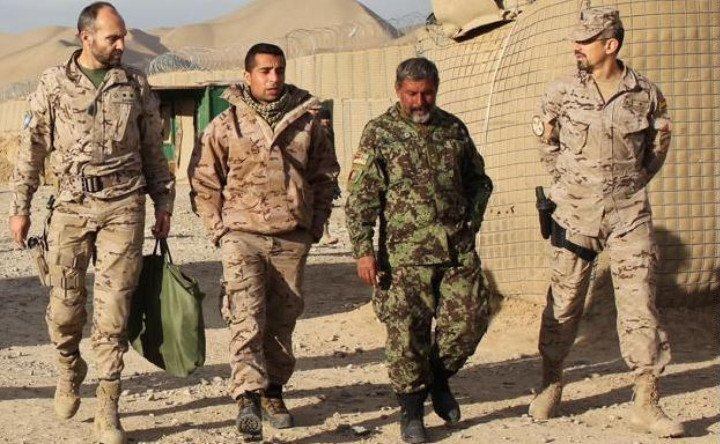 El coronel Bustamante (i), un intérprete, un jefe afgano y otro asesor en Ludina, Afganistán (d), uno de los enclaves donde el vallisoletano dirigió los equipos de asesores españoles en 2012. (Foto: El Norte de Castilla)