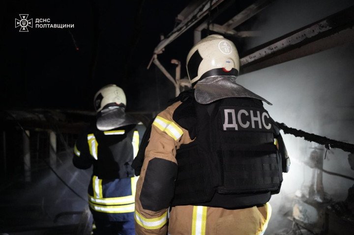 Personal de emergencias de la región de Poltava realiza evaluaciones posteriores al impacto en una instalación energética dañada durante la noche. (Fuente: SES de la región de Poltava) Personal de emergencias de la región de Poltava realiza evaluaciones posteriores al impacto en una instalación energética dañada durante la noche. (Fuente: SES de la región de Poltava)