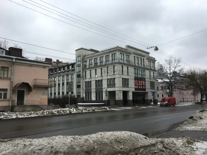 La granja de troles en San Petersburgo, Rusia, donde cientos de jóvenes trabajan las 24 horas del día, los siete días de la semana, según la activista Lyudmila Savchuk. Varias personas que trabajaron en este edificio fueron nombradas en una acusación formal presentada por el fiscal especial estadounidense Robert Mueller como parte de su investigación sobre la intromisión rusa en las elecciones de 2016. (Foto: Jolie Myers/NPR)