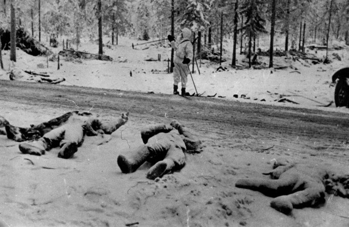 Soldados rusos muertos yacen al borde de una carretera en Finlandia. (Fuente: Hulton-Deutsch Collection/CORBIS/Corbis vía Getty Images) Soldados rusos muertos yacen al borde de una carretera en Finlandia. (Fuente: Hulton-Deutsch Collection/CORBIS/Corbis vía Getty Images)