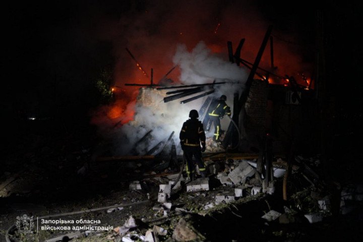 Bomberos ucranianos trabajan en el lugar donde se produjo un ataque aéreo ruso en Zaporizhzhia la noche del 23 de septiembre de 2025. (Fuente: Ivan Fedorov) Bomberos ucranianos trabajan en el lugar donde se produjo un ataque aéreo ruso en Zaporizhzhia la noche del 23 de septiembre de 2025. (Fuente: Ivan Fedorov)