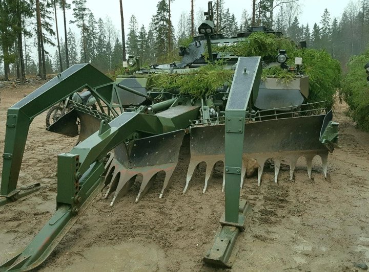 Front view of the Leopard 2R mine plough with vegetation camouflage during exercises. (Photo: Open source) Front view of the Leopard 2R mine plough with vegetation camouflage during exercises. (Photo: Open source)