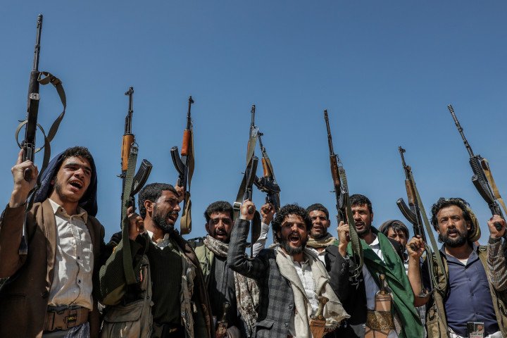 Armed rebels of the Iran-backed Houthi militia in Yemen, take part in a demonstration against the USA and Israel, amid growing tensions following several operations in the Red Sea. (Source: Osamah Yahya via Getty Images) Armed rebels of the Iran-backed Houthi militia in Yemen, take part in a demonstration against the USA and Israel, amid growing tensions following several operations in the Red Sea. (Source: Osamah Yahya via Getty Images)
