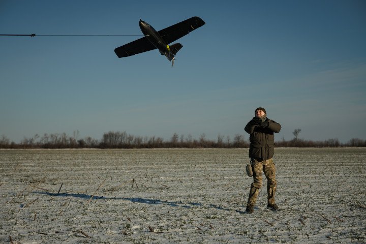 Un soldado de la Brigada «Hetman Bohdan Khmelnytskyi» lanza un dron Mriia 4.5.0 el 16 de marzo de 2025 en una ubicación no especificada de Ucrania. El dron Mriia 4.5.0 está diseñado para realizar ataques de precisión contra personal y equipo enemigo, destruir equipos de guerra electrónica y llevar a cabo operaciones de contrabatería. (Foto de Serhii Mykhalchuk/Global Images Ukraine vía Getty Images)
