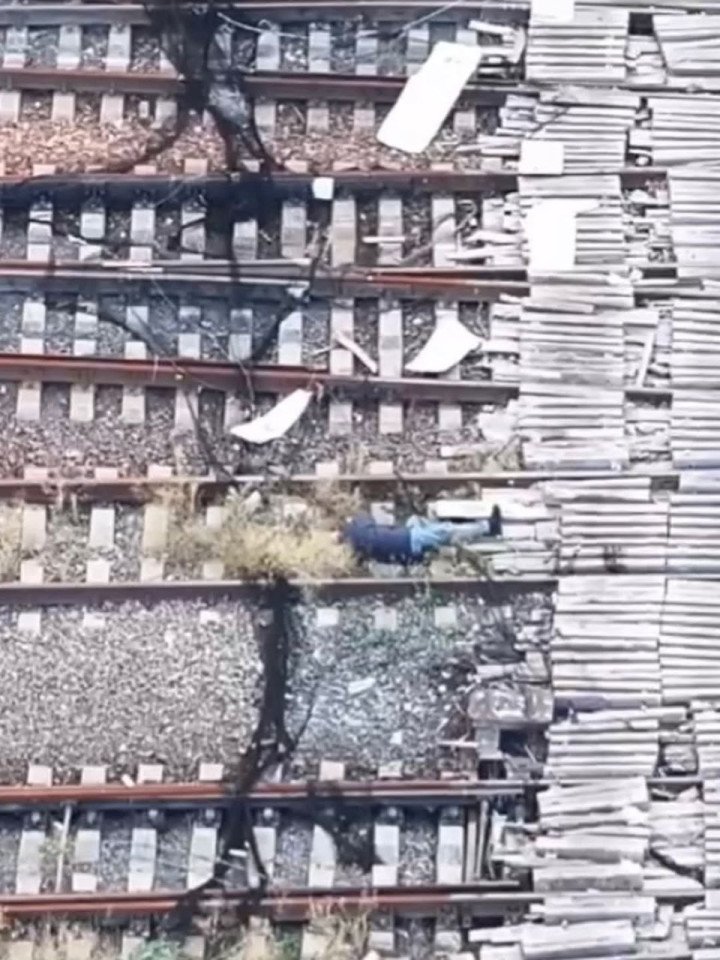 Un hombre yace sin vida cerca de la estación de tren de Pokrovsk, Ucrania. (Fuente: canal de Telegram The Dutchman)