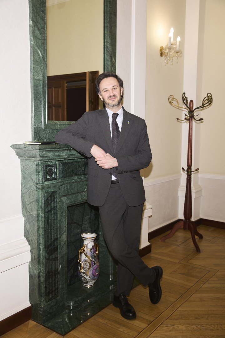 Heorhii in the office where the most important international meetings are often held. Photo: Joshua Olley/UNITED24 Media.