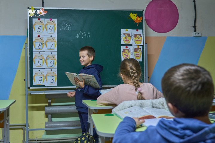 Un niño de pie en clase durante una lección de matemáticas. (Foto de Mykyta Shandyba/ UNITED24 Media)
