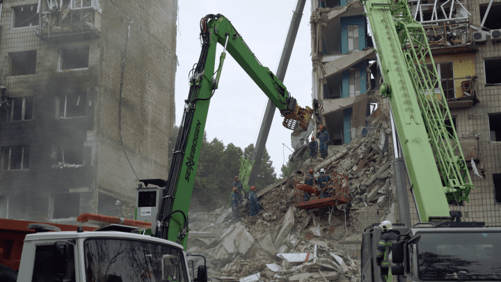 El Servicio de Emergencias de Ucrania limpia los escombros tras el ataque. (Fuente: UNITED24 Media) El Servicio de Emergencias de Ucrania limpia los escombros tras el ataque. (Fuente: UNITED24 Media)