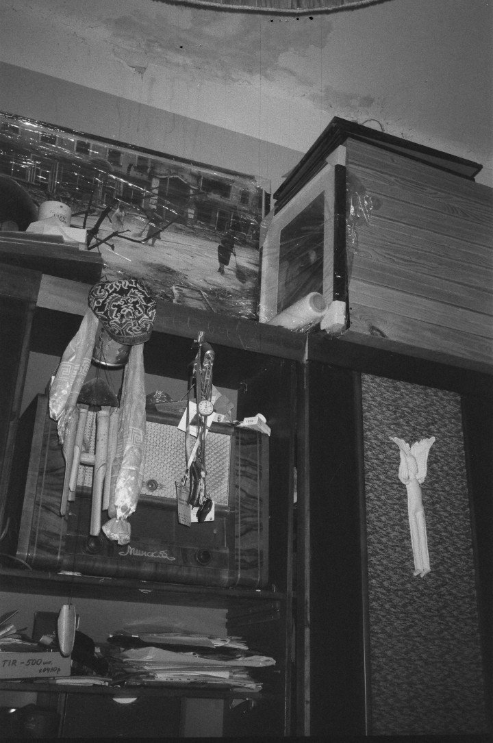 Oleksandr Glyadelov’s apartment is filled with gifts from friends, which he displays all over his bookshelf, Kyiv, Ukraine, September 2025. Photo: Josh Olley/UNITED24 Media