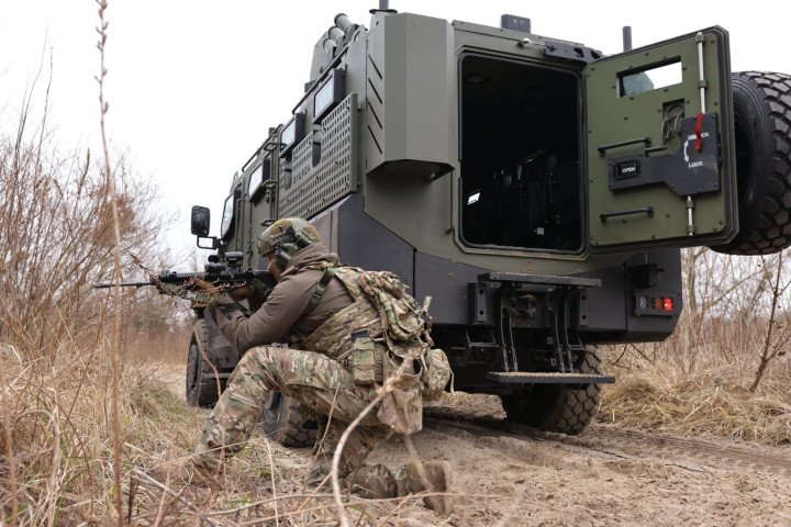 Ukrainian soldier takes cover beside the GYURZA-02 during a tactical exercise. (Source: Defense Express) Ukrainian soldier takes cover beside the GYURZA-02 during a tactical exercise. (Source: Defense Express)