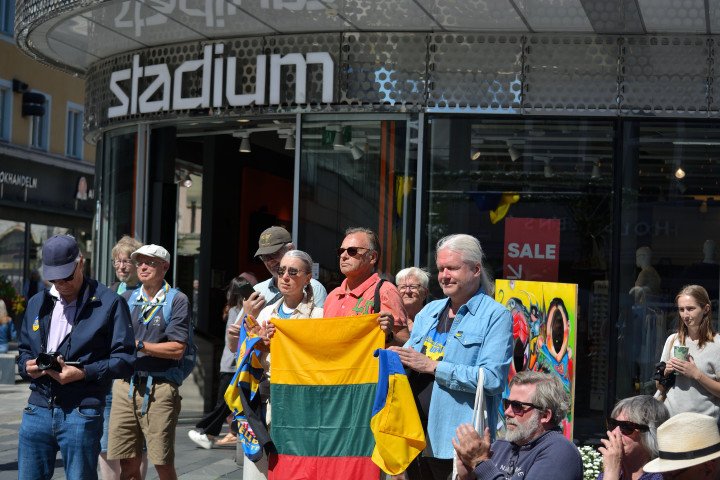 Marius Domeika, a participant from Lithuania, holds a national flag at the Måndagsrörelsen rally in Uppsala to show solidarity with Ukraine and advocate for sustained support. (Source: Oleksandr Denysenko) Marius Domeika, a participant from Lithuania, holds a national flag at the Måndagsrörelsen rally in Uppsala to show solidarity with Ukraine and advocate for sustained support. (Source: Oleksandr Denysenko)