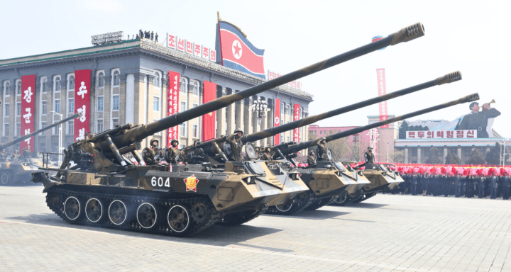 Los cañones autopropulsados M-1989 recorren el centro de Pyongyang durante un desfile militar en 2017 (Foto: NK News) Los cañones autopropulsados M-1989 recorren el centro de Pyongyang durante un desfile militar en 2017 (Foto: NK News)