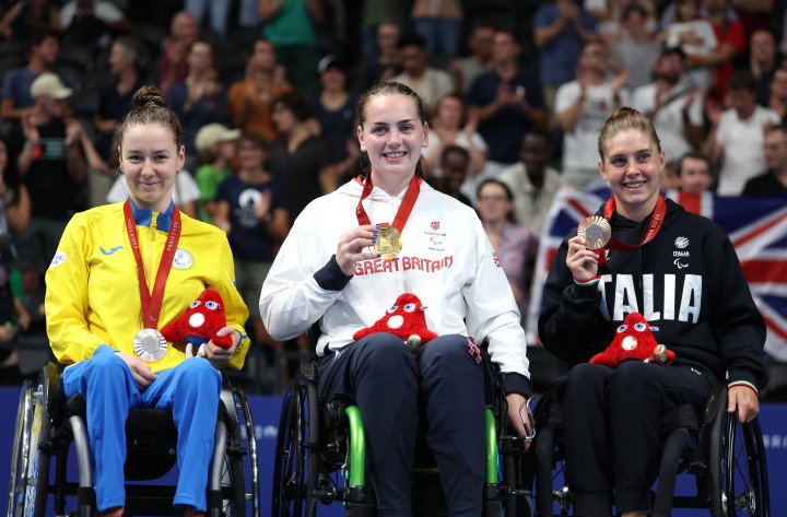 Silver medallist Iryna Poida of Team Ukraine, gold medallist Tully Kearney of Team Great Britain and bronze medallist Monica Boggioni of Team Italy pose on the podium during the medal ceremony after the Women's 200m Freestyle S5 Final on day one of the Paris 2024 Summer Paralympic Games on August 29, 2024 in Nanterre, France. (Source: Getty Images)