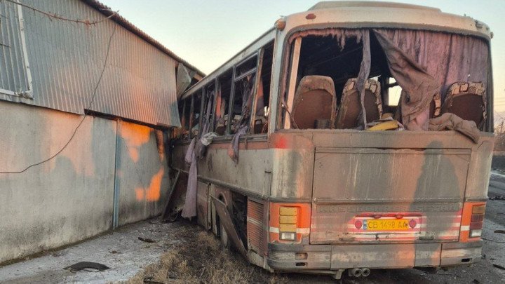 Autobús que transportaba a mineros de la empresa DTEK tras el ataque con drones rusos en la ciudad de Ternivka, región de Dnipropetrovsk, el 1 de febrero de 2026. (Fuente: Vadym Dobrovolskyi/Telegram)