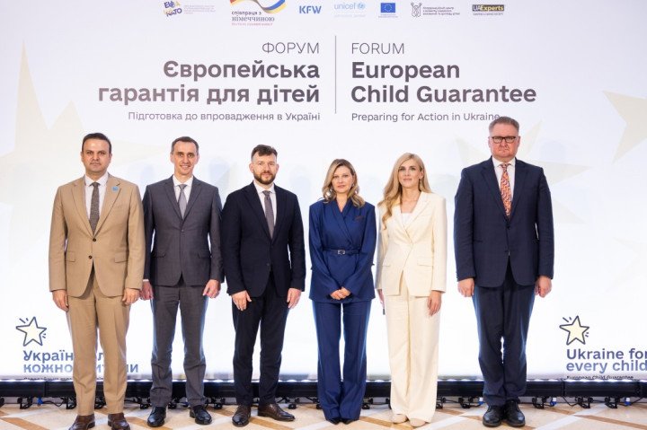 La primera dama de Ucrania, Olena Zelenska (centro derecha), e Iryna Tuliakova, directora del Centro de Coordinación para la Educación Familiar y el Desarrollo del Cuidado Infantil (segunda por la derecha), junto con funcionarios ucranianos y socios internacionales en el foro «Garantía infantil europea: preparándose para la acción en Ucrania», celebrado en Kyiv el 24 de julio de 2025. Fuente: sitio web de la Oficina del Presidente de Ucrania.