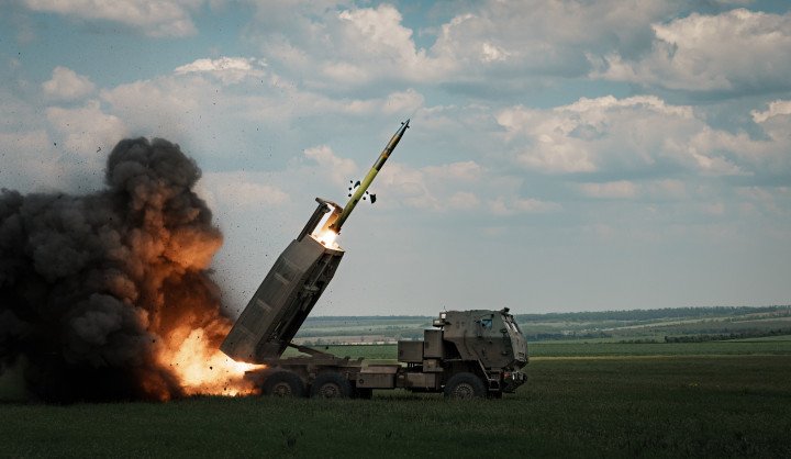 A M142 HIMARS launches a rocket in the Bakhmut direction on May 18, 2023, in Donetsk Oblast, Ukraine. (Source: Getty Images) A M142 HIMARS launches a rocket in the Bakhmut direction on May 18, 2023, in Donetsk Oblast, Ukraine. (Source: Getty Images)