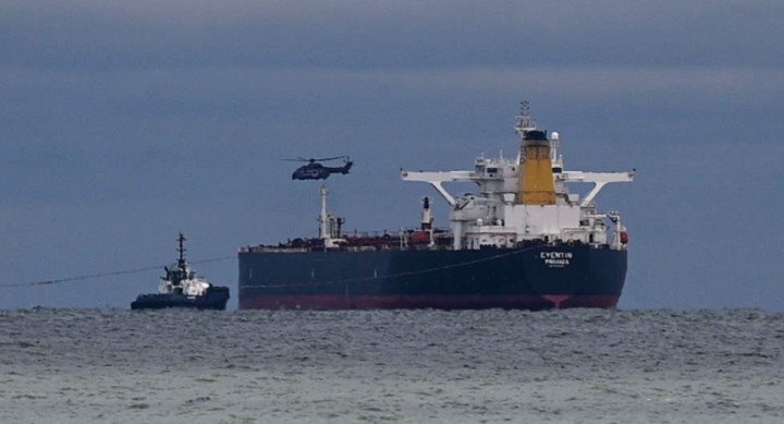 The unmaneuverable tanker "Eventin" is lying in the Sassnitz roadstead between Binz and Sassnitz. The tanker, which is loaded with around 99,000 tons of oil, is to remain there until a decision has been made on how to proceed. (Photo: Getty Images) The unmaneuverable tanker "Eventin" is lying in the Sassnitz roadstead between Binz and Sassnitz. The tanker, which is loaded with around 99,000 tons of oil, is to remain there until a decision has been made on how to proceed. (Photo: Getty Images)