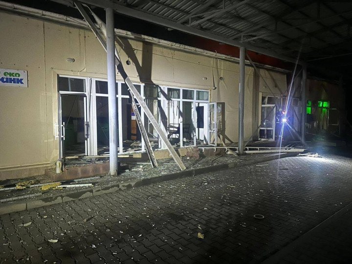 Se ven ventanas rotas y daños estructurales en un edificio administrativo dentro de la terminal de ferry de Orlivka, alcanzado durante un ataque con drones ruso el 22 de noviembre. (Fuente: Servicio Estatal de Aduanas de Ucrania)