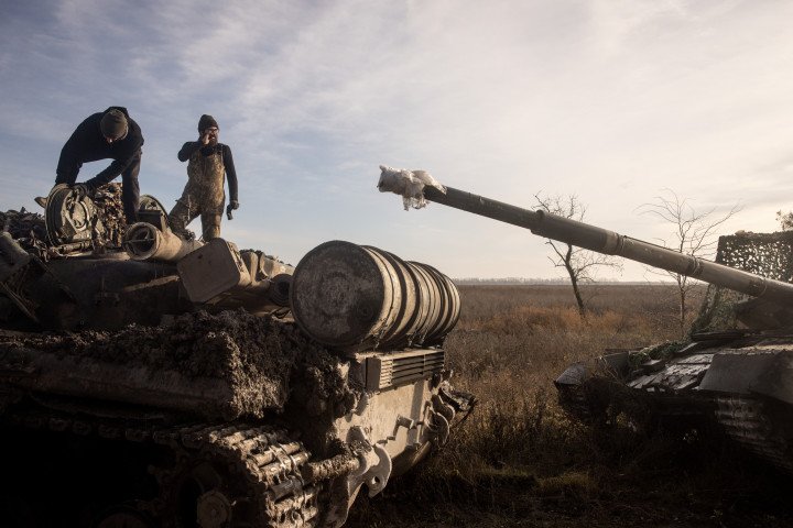 Members of the Ukrainian military, 59th Brigade service their tanks and take on new supplies before moving to a new position on November 23, 2022 in Kherson, Ukraine. (Source: Getty Images) Members of the Ukrainian military, 59th Brigade service their tanks and take on new supplies before moving to a new position on November 23, 2022 in Kherson, Ukraine. (Source: Getty Images)