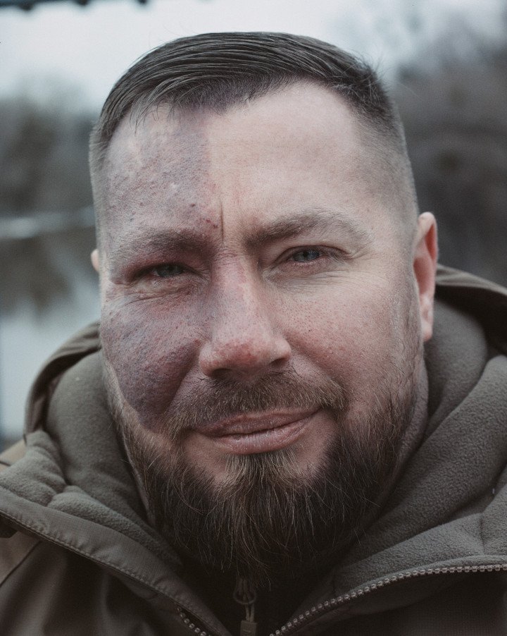 “Trener”, comandante del 96.º Batallón de Apoyo Independiente del III Cuerpo de Ejército, afirma que muchos creen que servir en las Fuerzas Armadas de Ucrania significa únicamente estar en el frente, pero añade que gran parte del trabajo se realiza en la retaguardia. (Foto: Lucile Brizard/UNITED24 Media) “Trener”, comandante del 96.º Batallón de Apoyo Independiente del III Cuerpo de Ejército, afirma que muchos creen que servir en las Fuerzas Armadas de Ucrania significa únicamente estar en el frente, pero añade que gran parte del trabajo se realiza en la retaguardia. (Foto: Lucile Brizard/UNITED24 Media)